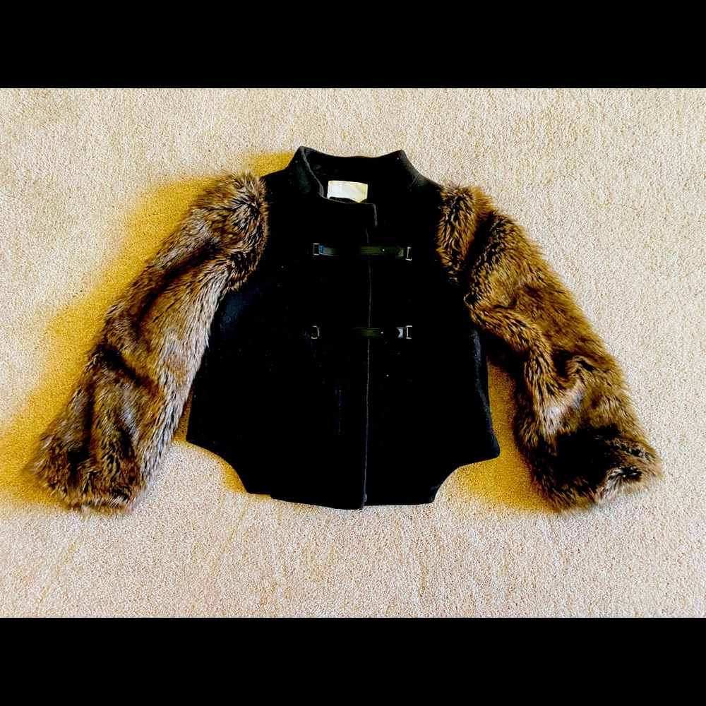Ready to be wild!? Fitted jacket with fur arms!